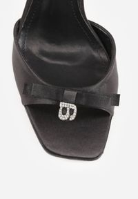 Born2be - Czarne Eleganckie Sandały VICES na Szpilce z Kokardą i Aplikacją z Cyrkoniami Melirea. Okazja: do pracy, na spotkanie biznesowe. Zapięcie: pasek. Kolor: czarny. Wzór: aplikacja. Obcas: na szpilce. Styl: elegancki #9