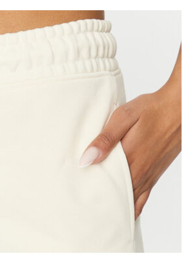 GANT - Gant Spodnie dresowe Reg Tonal Shield 4200709 Écru Regular Fit. Materiał: bawełna