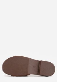 Born2be - Brązowe Klapki w Klasycznym Stylu z Nitami Talove. Okazja: na co dzień. Kolor: brązowy. Styl: klasyczny #4