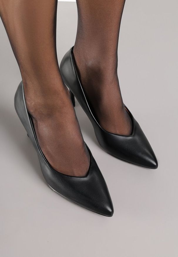 Renee - Czarne Szpilki Vices na Klepsydrowym Obcasie ze Skórzaną Wkładką Muzite. Okazja: na spotkanie biznesowe. Kolor: czarny. Materiał: skóra. Obcas: na obcasie. Styl: klasyczny, biznesowy. Wysokość obcasa: średni