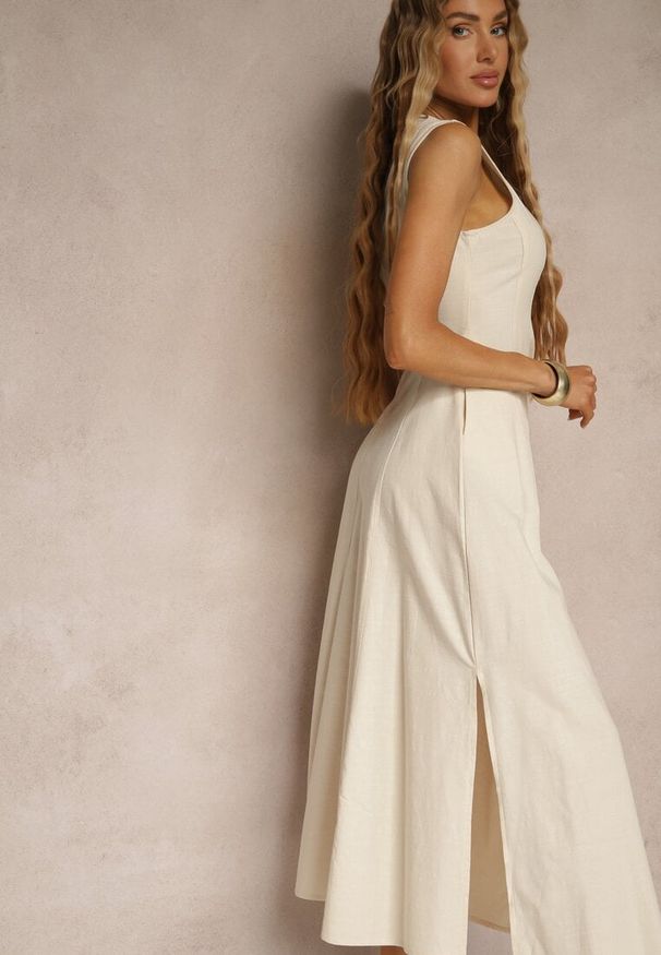 Renee - Jasnobeżowa Sukienka Rozkloszowana z Wiskozą Bawełną i Rozcięciem na Nogę Saravisse. Okazja: na co dzień. Kolor: beżowy. Materiał: bawełna, wiskoza. Typ sukienki: rozkloszowane, proste. Styl: klasyczny, casual