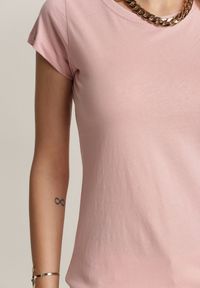 Renee - Jasnoróżowy T-shirt Cheriwai. Kolor: różowy. Długość rękawa: krótki rękaw. Długość: krótkie. Wzór: jednolity, bez wzorów, nadruk. Styl: klasyczny #4