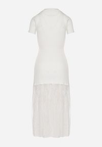 Born2be - Biała Prążkowana Sukienka z Koronkowym Dołem Vilzedi. Kolor: biały. Materiał: koronka, prążkowany. Typ sukienki: proste. Styl: glamour, elegancki #2