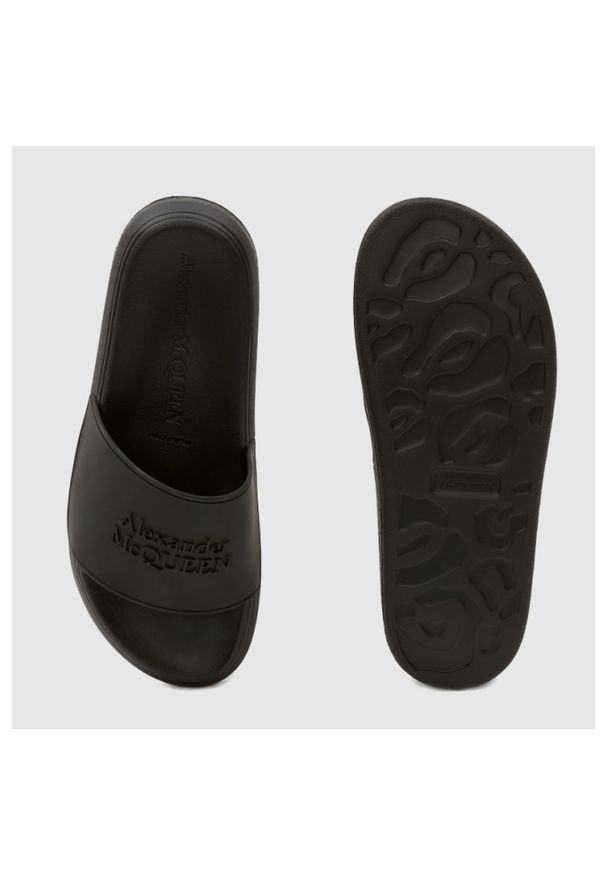 Alexander McQueen - ALEXANDER MCQUEEN Czarne klapki męskie z logo, Rozmiar 43. Kolor: czarny