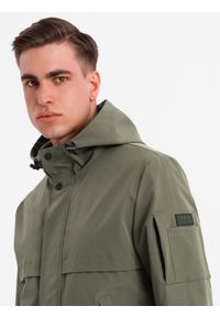 Ombre Clothing - Męska funkcjonalna kurtka przejściowa z kapturem – oliwkowa V2 - Rozmiar: S. Okazja: na co dzień. Typ kołnierza: kaptur. Kolor: oliwkowy. Materiał: tkanina, poliester, materiał. Wzór: gładki. Styl: casual #14