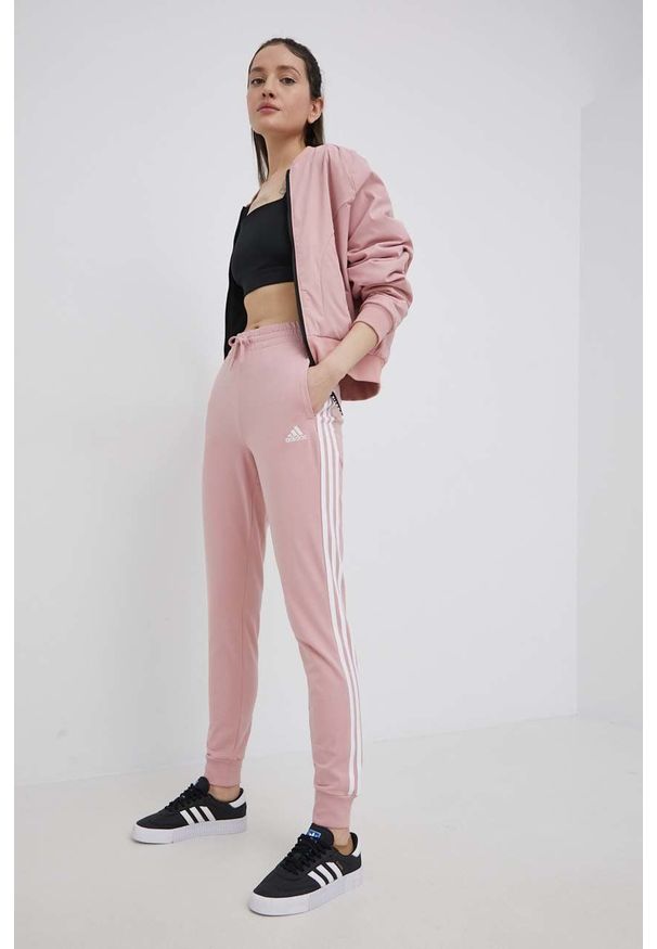 adidas Performance kurtka bomber x Karlie Kloss damski kolor różowy przejściowa. Kolor: różowy. Materiał: włókno, materiał. Wzór: gładki