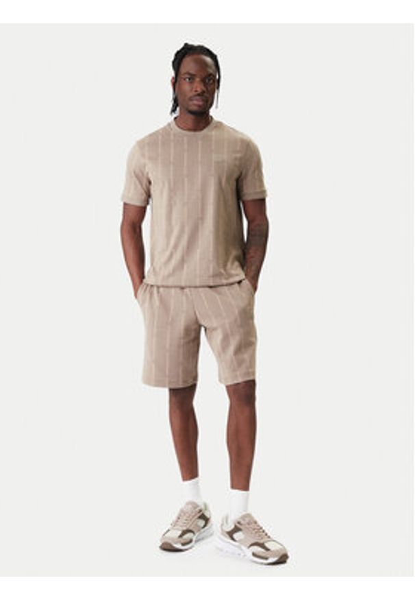 EA7 Emporio Armani Szorty sportowe 7M001393 AF12660 F1030 Beżowy Regular Fit. Kolor: beżowy. Materiał: bawełna. Styl: sportowy