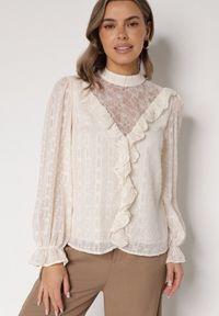 Born2be - Beżowa Bluzka Zdobiona Koronką Falbankami i Metaliczną Nicią Feralea. Okazja: na co dzień, na spotkanie biznesowe, do pracy. Typ kołnierza: kołnierz z falbankami. Kolor: beżowy. Materiał: koronka. Wzór: aplikacja, koronka. Styl: casual, biznesowy, elegancki #3