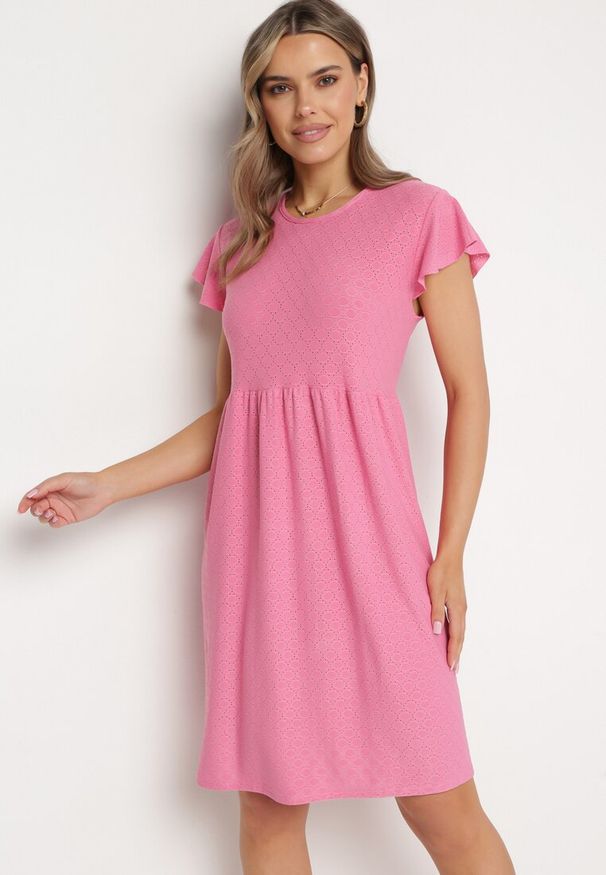 Born2be - Ciemnoróżowa Sukienka Rozkloszowana z Wiązaniem na Plecach o Ażurowym Wykończeniu Floranella. Kolor: różowy. Długość rękawa: krótki rękaw. Wzór: ażurowy. Sezon: lato. Styl: klasyczny