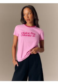 4f - 4F T-shirt regular z nadrukiem damski - różowy S. Okazja: na co dzień. Kolor: różowy. Materiał: skóra, materiał. Wzór: nadruk. Styl: casual #1