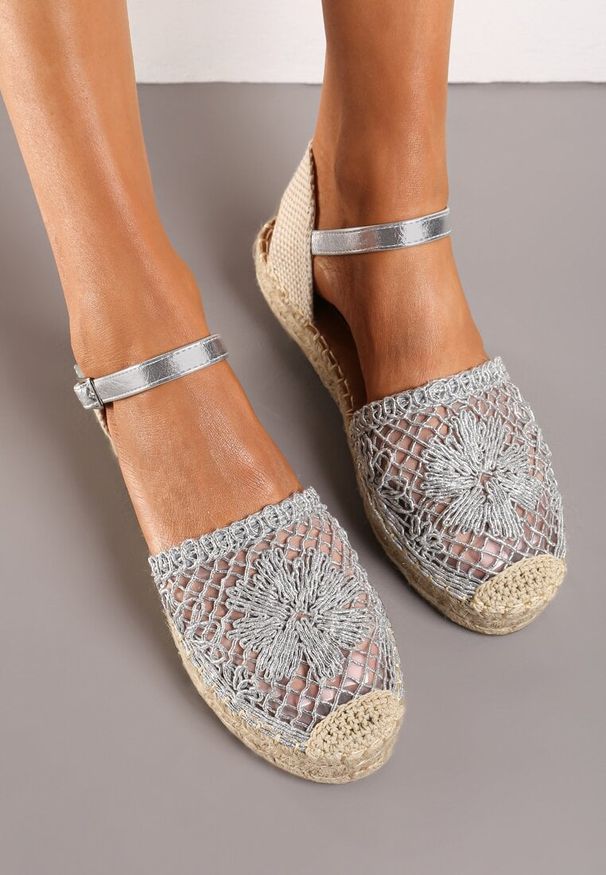 Renee - Srebrne Espadryle na Niskiej Platformie Zapinane wokół Kostki z Plecionką Asanipia. Kolor: srebrny. Sezon: lato. Obcas: na platformie. Styl: elegancki