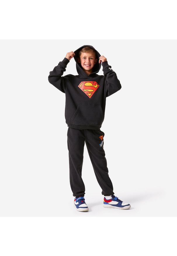 Decathlon - Bluza dziecięca Domyos z kapturem Superman. Typ kołnierza: kaptur. Kolekcja: plus size. Kolor: czarny. Materiał: poliester, materiał, bawełna, tkanina, elastan, prążkowany. Wzór: motyw z bajki. Sport: joga i pilates
