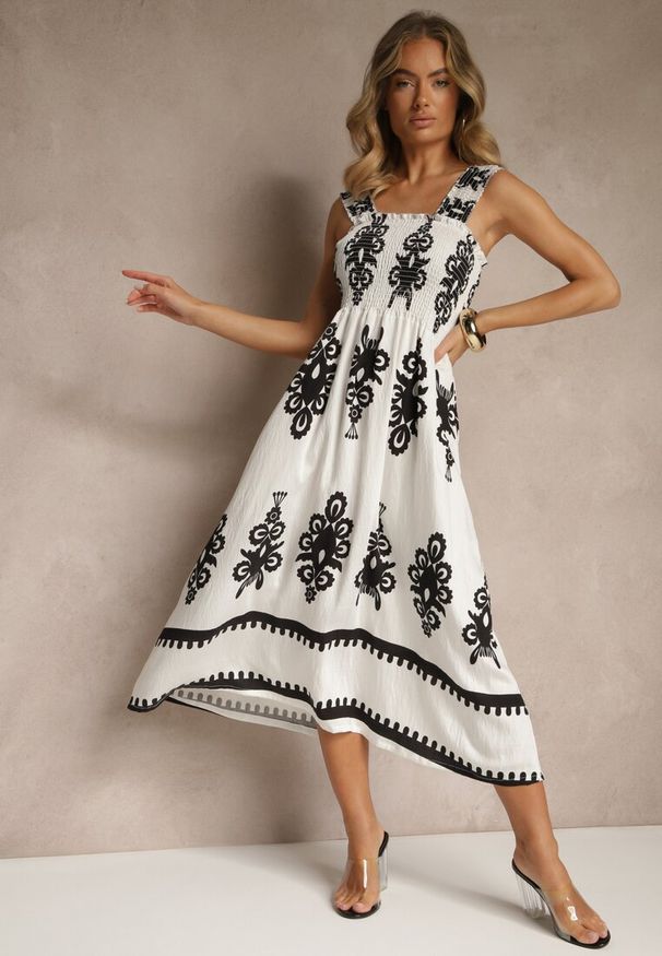 Renee - Biała Rozkloszowana Sukienka z Wiskozy z Ornamentnym Motywem Aloxe. Kolor: biały. Materiał: wiskoza. Sezon: lato