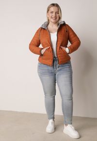 Born2be - Pomarańczowa Dwustronna Kurtka Pikowana z Kapturem Zidila. Okazja: na spacer, na co dzień. Typ kołnierza: kaptur. Kolekcja: plus size. Kolor: pomarańczowy. Materiał: jeans. Wzór: geometria. Styl: casual, sportowy #4