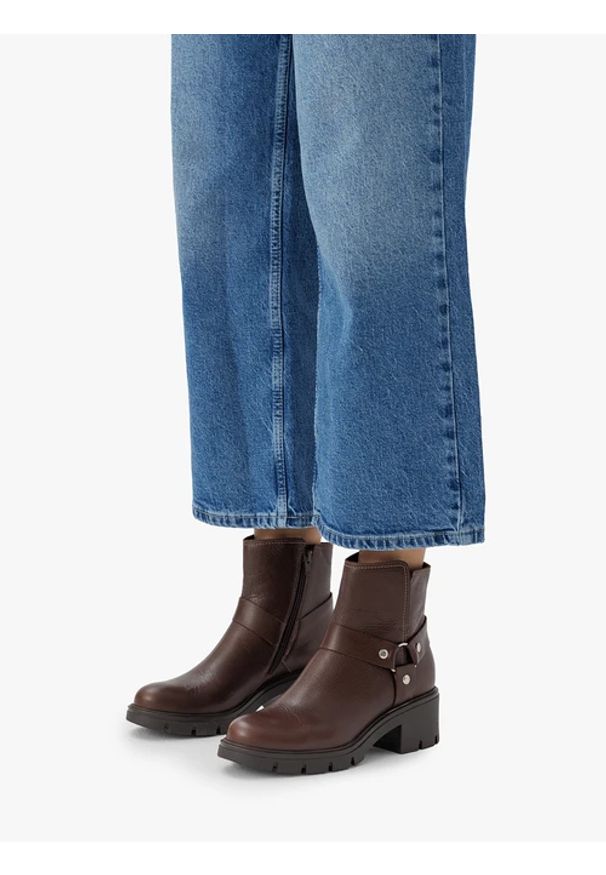 Ryłko - Ciemnobrązowe botki biker boots. Okazja: na co dzień. Nosek buta: okrągły. Zapięcie: zamek. Kolor: brązowy. Szerokość cholewki: normalna. Materiał: skóra. Obcas: na obcasie. Styl: casual, rockowy. Wysokość obcasa: średni
