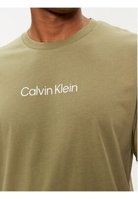 Calvin Klein T-Shirt Hero K10K111346 Zielony Regular Fit. Kolor: zielony. Materiał: bawełna