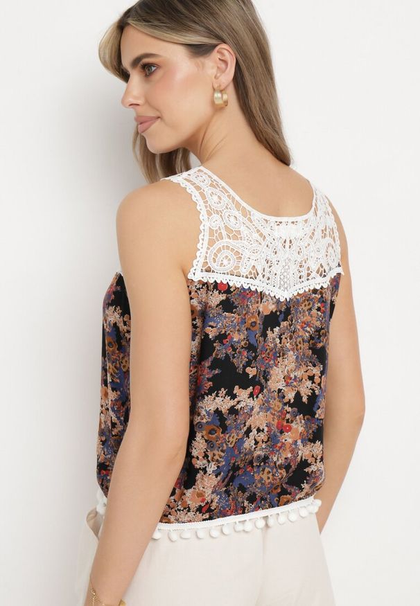 Born2be - Czarno-Granatowy Wiskozowy Top z Koronkowym Dekoltem i Tasiemką z Pomponami Kiorita. Okazja: na co dzień. Kolor: czarny. Materiał: wiskoza, koronka. Sezon: wiosna, lato. Styl: casual, elegancki