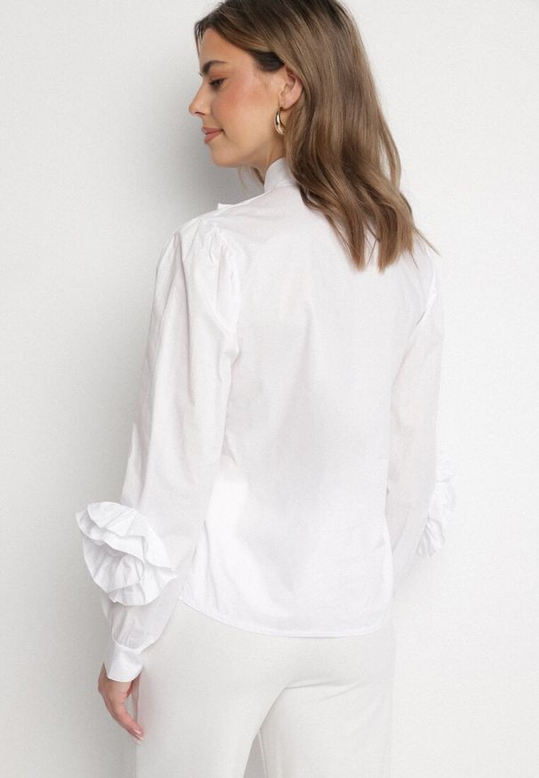 Born2be - Biała Koszula z Ozdobnym Wiązaniem i Falbankami Zalimira. Okazja: na co dzień. Typ kołnierza: kołnierz z falbankami. Kolor: biały. Materiał: jeans. Styl: elegancki, casual