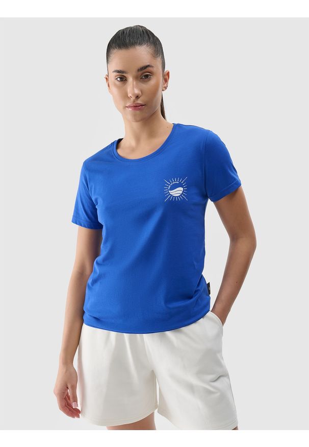 4f - T-shirt regular z nadrukiem damski - kobaltowy. Okazja: na co dzień. Kolor: niebieski. Materiał: bawełna, dzianina, jersey. Długość rękawa: krótki rękaw. Długość: krótkie. Wzór: nadruk. Styl: casual, klasyczny, sportowy