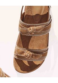 ALEXANDRE BIRMAN - Brązowe sandały Clarita. Nosek buta: okrągły. Zapięcie: pasek. Kolor: brązowy. Materiał: jeans, zamsz. Wzór: paski. Styl: sportowy #7