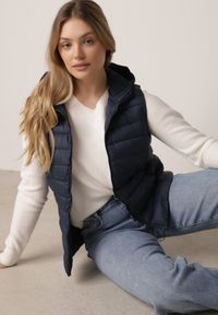 Born2be - Granatowa Pikowana Kamizelka Przejściowa z Kapturem Neanissa. Okazja: na co dzień. Typ kołnierza: kaptur. Kolor: niebieski. Materiał: jeans. Styl: casual #1