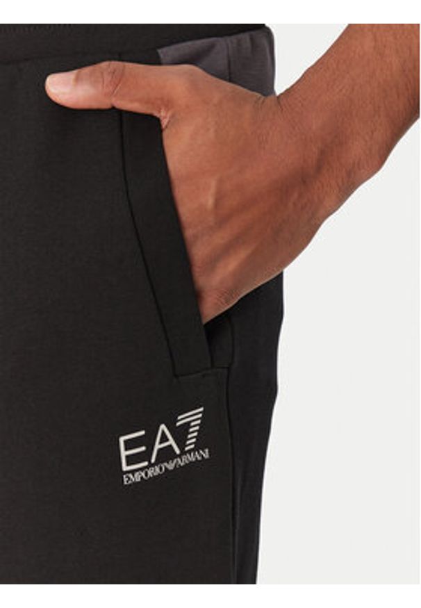 EA7 Emporio Armani Dres 7M000282 AF12660 UC001 Czarny Regular Fit. Kolor: czarny. Materiał: syntetyk, bawełna