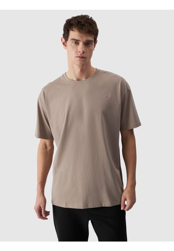 4f - 4F T-shirt oversize gładki uniseks - brązowy M. Okazja: na co dzień. Kolor: brązowy. Materiał: bawełna, jersey, dzianina. Długość rękawa: krótki rękaw. Długość: krótkie. Wzór: gładki. Styl: sportowy, klasyczny, casual