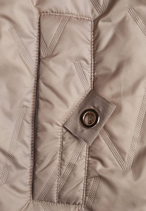 Born2be - Ciemnobeżowa Pikowana Kurtka Przejściowa Parka z Kapturem o Długim Kroju z Ozdobą Isaline. Okazja: na co dzień. Typ kołnierza: kaptur. Kolor: beżowy. Materiał: poliester, dresówka. Długość: długie. Wzór: aplikacja. Styl: casual, klasyczny