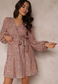 Renee - Różowa Sukienka Cekinowa z Kopertowym Dekoltem Voodek. Typ kołnierza: dekolt kopertowy. Kolor: różowy. Materiał: jeans. Typ sukienki: kopertowe. Styl: elegancki #3