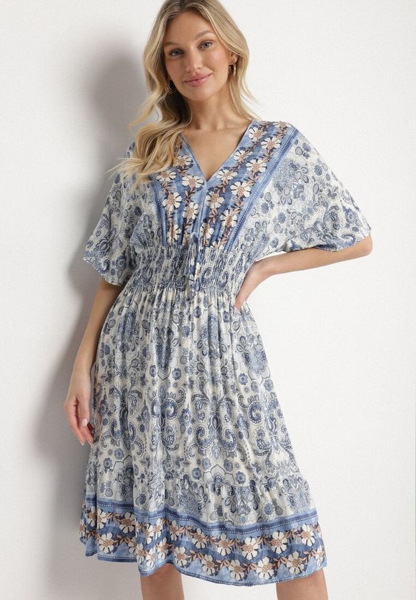 Born2be - Granatowa Sukienka z Wiskozy w Ornamentalny Wzór z Szeroką Gumką w Pasie Tanissla. Okazja: do pracy, na spotkanie biznesowe, na co dzień, na randkę. Typ kołnierza: dekolt w kształcie V. Kolor: niebieski. Materiał: wiskoza. Długość rękawa: krótki rękaw. Sezon: wiosna, lato. Styl: klasyczny, casual, elegancki, biznesowy