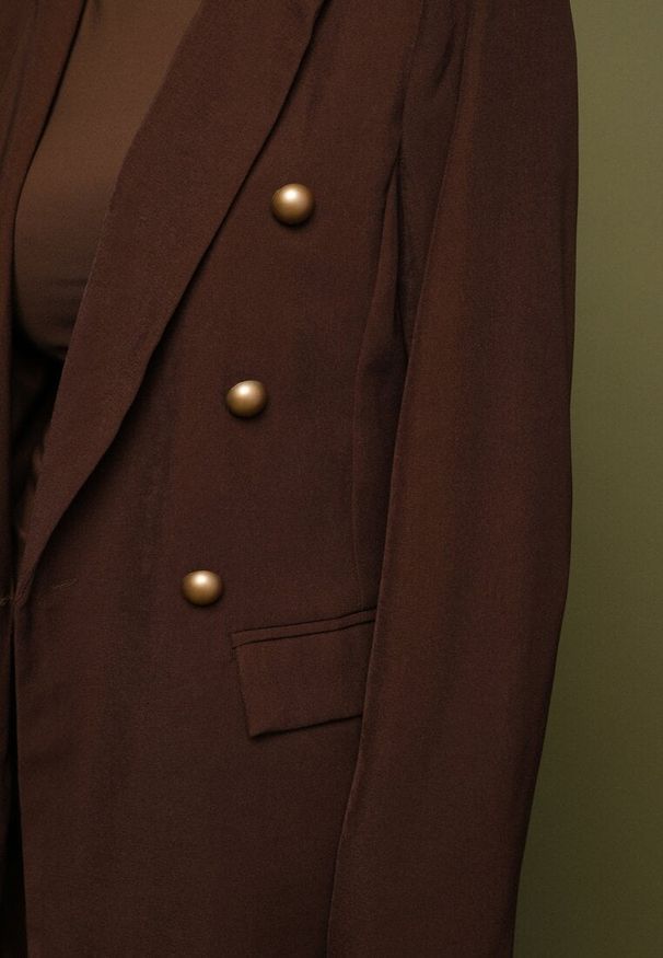 Born2be - Brązowa Marynarka Dwurzędowa z Usztywnionymi Ramionami Clamira. Okazja: na co dzień. Kolor: brązowy. Materiał: jeans, poliester. Styl: casual