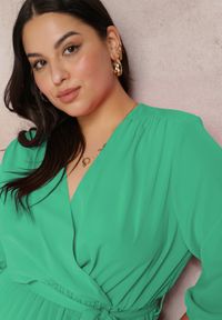 Renee - Zielona Kopertowa Sukienka z Gumką i Paskiem w Talii Zdobiona Plisowaniem Kaylina. Kolekcja: plus size. Kolor: zielony. Wzór: aplikacja. Typ sukienki: kopertowe