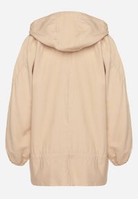 Born2be - Ciemnobeżowa Kurtka Jednorzędowa z Bawełną Kapturem i Wstążką Zakończona Ściągaczem Martinis. Okazja: na co dzień. Kolor: beżowy. Materiał: bawełna. Wzór: aplikacja. Styl: casual, elegancki, klasyczny #6