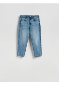 Reserved - Jeansy mom fit z krótszą nogawką - niebieski. Kolor: niebieski. Długość: krótkie