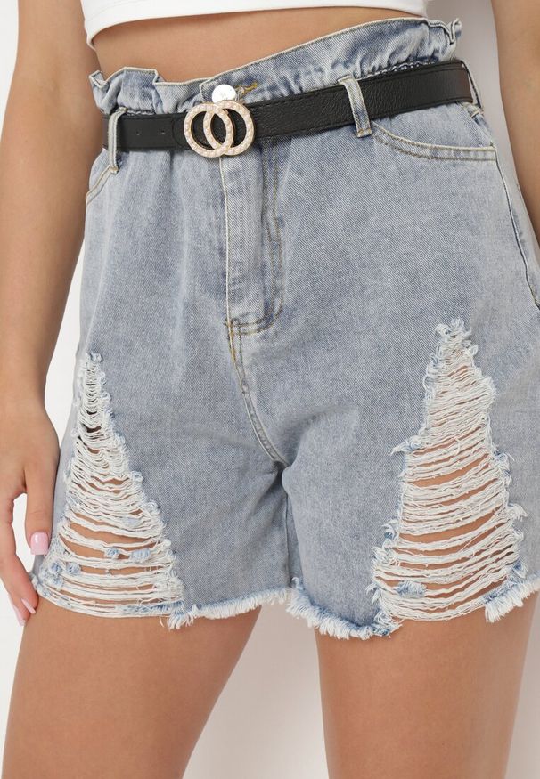 Born2be - Jasnoniebieskie Jeansowe Szorty z Bawełny z Wysokim Stanem Ozdobione Przetarciami i Paskiem Vikilaena. Okazja: na spacer. Stan: podwyższony. Kolor: niebieski. Materiał: jeans, bawełna. Wzór: aplikacja. Styl: elegancki