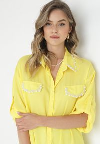 Born2be - Żółta Koszula z Podpinanymi Rękawami i Perełkami Dorval. Kolor: żółty. Materiał: materiał. Długość rękawa: długi rękaw. Długość: długie. Wzór: gładki