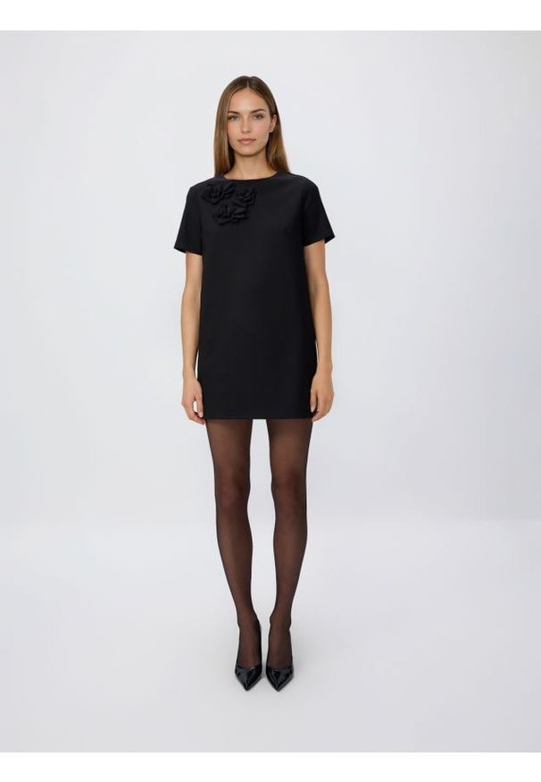 Reserved - Sukienka z kwiatową aplikacją - czarny. Kolor: czarny. Materiał: dzianina. Wzór: kwiaty, aplikacja. Typ sukienki: proste