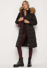 Born2be - Czarna Długa Kurtka Pikowana z Kapturem z Futerkiem i Paskiem w Talii Avesiia. Okazja: do pracy, na spotkanie biznesowe. Typ kołnierza: kaptur. Kolor: czarny. Materiał: futro. Długość: długie. Styl: biznesowy #5