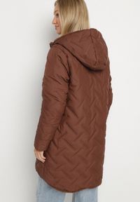 Born2be - Brązowa Długa Kurtka Dwustronna z Pikowanymi Przeszyciami i Kapturem Olidia. Okazja: na spacer, na co dzień. Kolor: brązowy. Materiał: dzianina, jeans, futro, poliester. Długość: długie. Styl: casual, elegancki #3