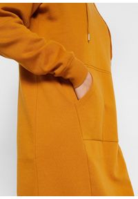 bonprix - Sukienka dresowa z mieszanki bawełny. Typ kołnierza: kaptur. Kolor: brązowy. Materiał: bawełna, dresówka. Długość rękawa: długi rękaw #2