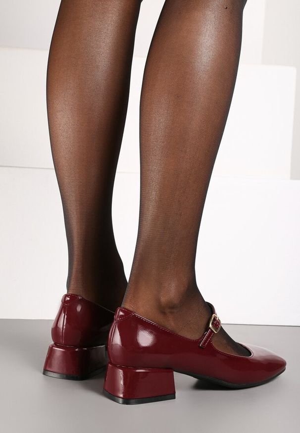 Renee - Bordowe Czółenka o Lakierowanym Połysku na Niskim Obcasie z Paskiem i Klamerką Karzina. Okazja: do pracy. Zapięcie: pasek. Kolor: czerwony. Materiał: lakier. Obcas: na obcasie. Styl: elegancki. Wysokość obcasa: niski