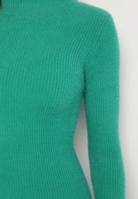 Born2be - Zielona Sweterkowa Sukienka Midi Wełniana z Prążkowaną Fakturą Johnnath. Kolor: zielony. Materiał: wełna, prążkowany. Długość: midi