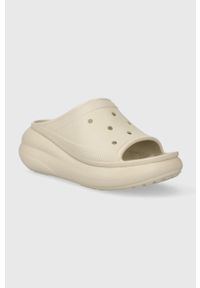 Crocs klapki Classic Crush Slide damskie kolor beżowy na platformie 208731. Kolor: beżowy. Materiał: materiał. Obcas: na platformie #2