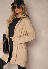 Renee - Beżowa Kurtka Parka Ściągana w Talii Troczkiem z Odpinanym Kapturem Fessiania. Okazja: na co dzień, na spotkanie biznesowe. Kolor: beżowy. Materiał: jeans. Styl: biznesowy, elegancki, casual #3