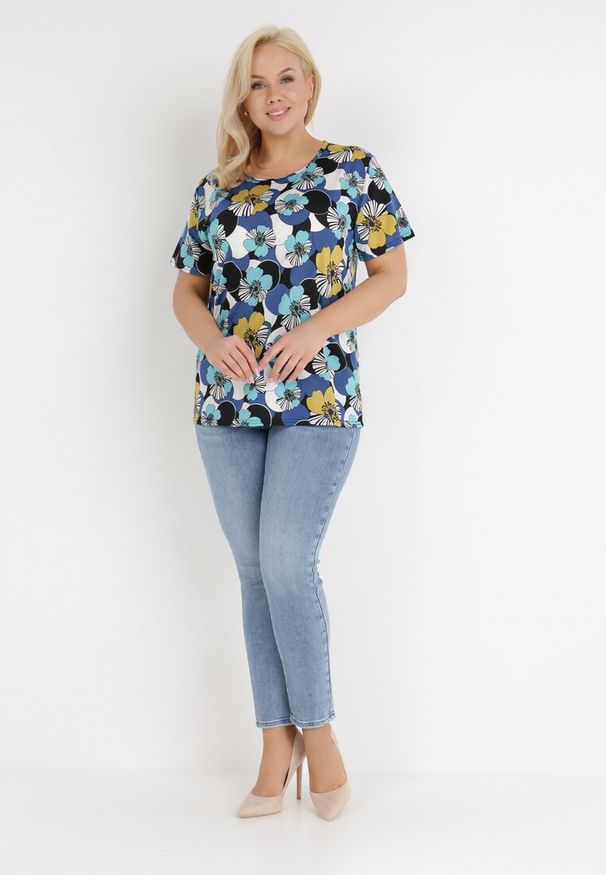 Born2be - Niebieska Bluzka Phoebippe. Okazja: na co dzień. Kolekcja: plus size. Kolor: niebieski. Materiał: tkanina. Długość rękawa: krótki rękaw. Długość: krótkie. Wzór: kwiaty. Styl: casual