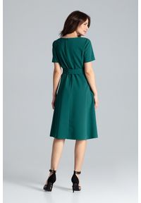 Lenitif - Trapezowa sukienka o klasycznym kroju z paskiem zielona. Okazja: do pracy. Kolor: zielony. Wzór: gładki. Typ sukienki: trapezowe. Styl: klasyczny. Długość: midi #3