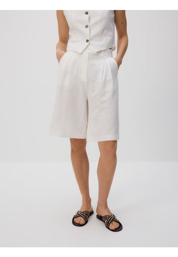 Reserved - Szorty bermudy z wiskozą - złamana biel. Materiał: wiskoza