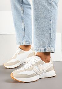 Renee - Beżowe Sneakersy Ozdobione Geometrycznym Motywem Zdivena. Okazja: na co dzień. Zapięcie: bez zapięcia. Kolor: beżowy. Materiał: jeans. Wzór: geometria, aplikacja. Sezon: lato, wiosna. Obcas: na platformie #5