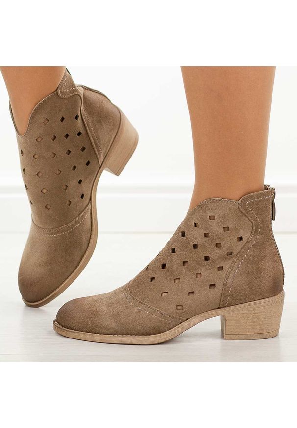 POTOCKI - Beżowe ażurowe botki damskie na obcasie Potocki 12749. Okazja: na spacer, na co dzień. Kolor: beżowy. Szerokość cholewki: normalna. Wzór: ażurowy. Materiał: zamsz. Sezon: wiosna, jesień, lato. Obcas: na obcasie. Styl: casual, elegancki, klasyczny. Wysokość obcasa: średni