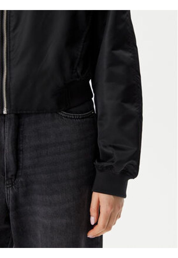 Calvin Klein Jeans Kurtka bomber Hero LV047B528G Czarny Relaxed Fit. Kolor: czarny. Materiał: syntetyk